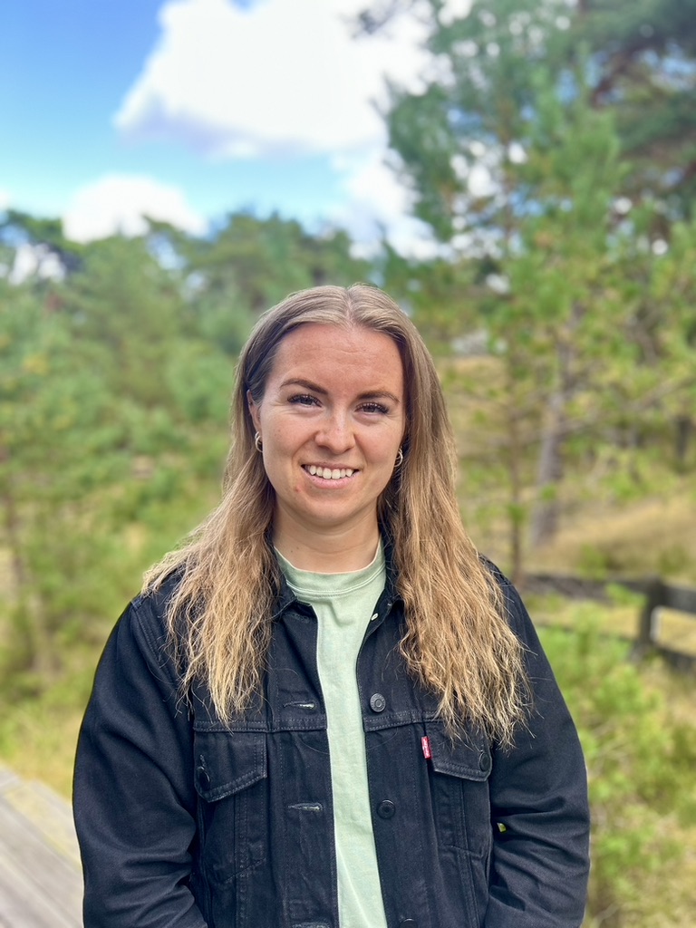 Kajsa Landerberg utomhus i skogen